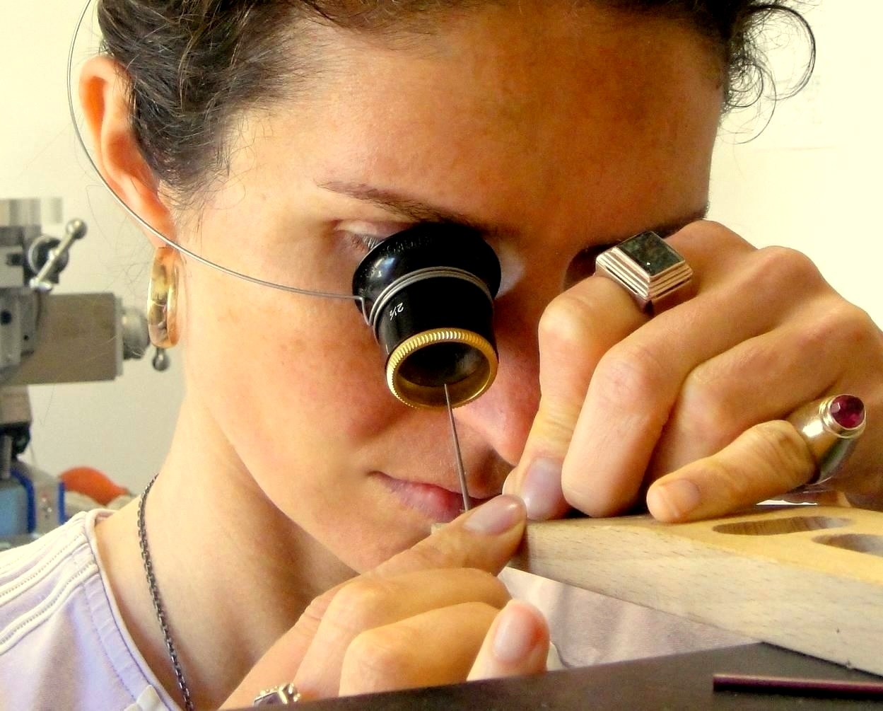 Eva Leube bei der Uhrmacherarbeit mit Lupe